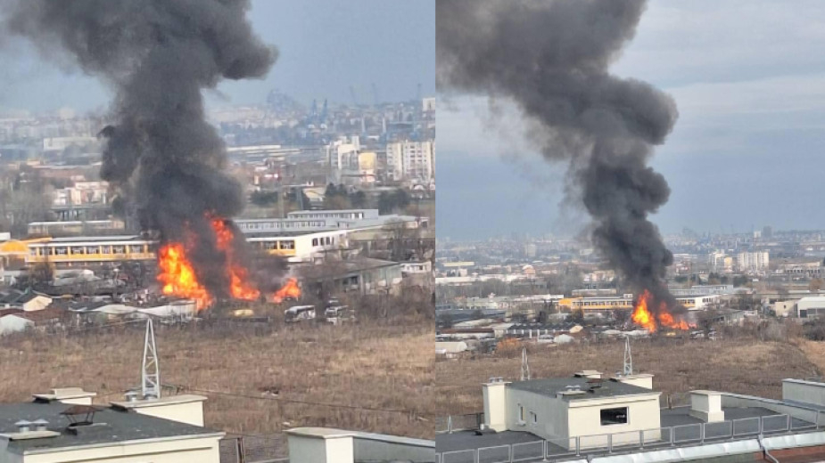 Голям пожар е избухнал около 13.30 ч. в индустриалната зона край ж.к “Меден рудник” в Бургас. Три пожарни с 12 огнеборци са на място. Една жена, вероятно...