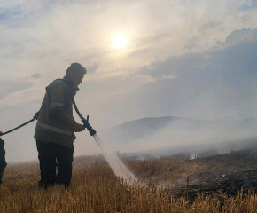  Пожарникари и военни продължават борбата с летните пожари в България