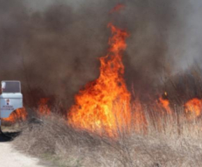 Пожарът между селата Лесичово и Калугерово отново се разгоря