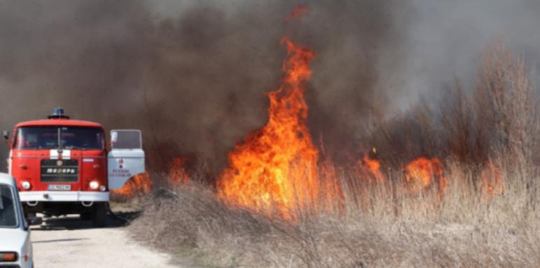 Частичното бедствено положение в община Лесичово все още не е отменено. През цялата изминала нощ огнеборци и доброволци са потушавали нови огнища на пожара,...