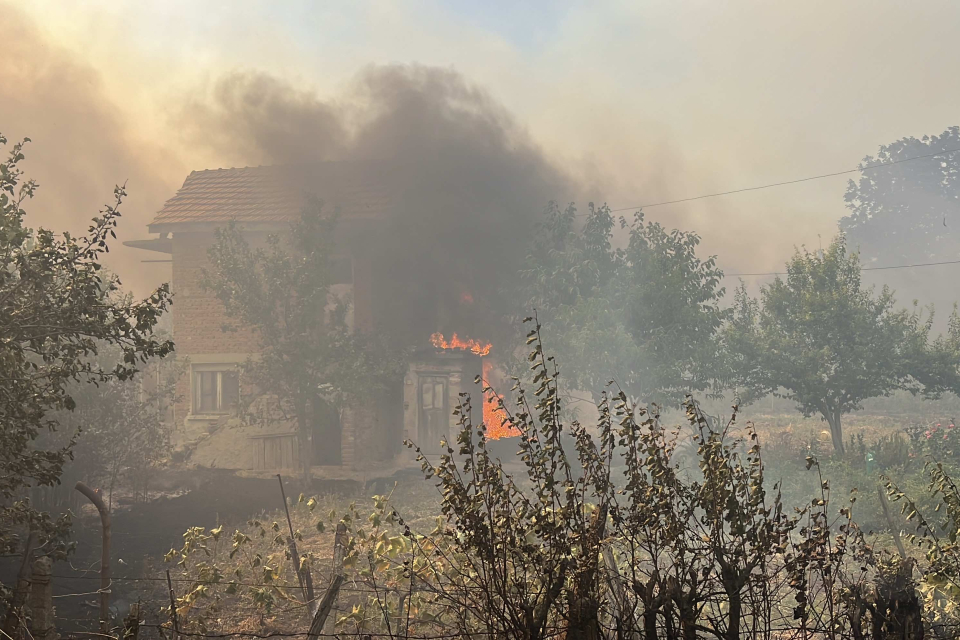 ------------> 16:45
Поради възникналия пожар в района на местността Бакаджик и с. Козарево е прекъснато електрозахранването към ПС Козарево и ПС Бакаджик,...