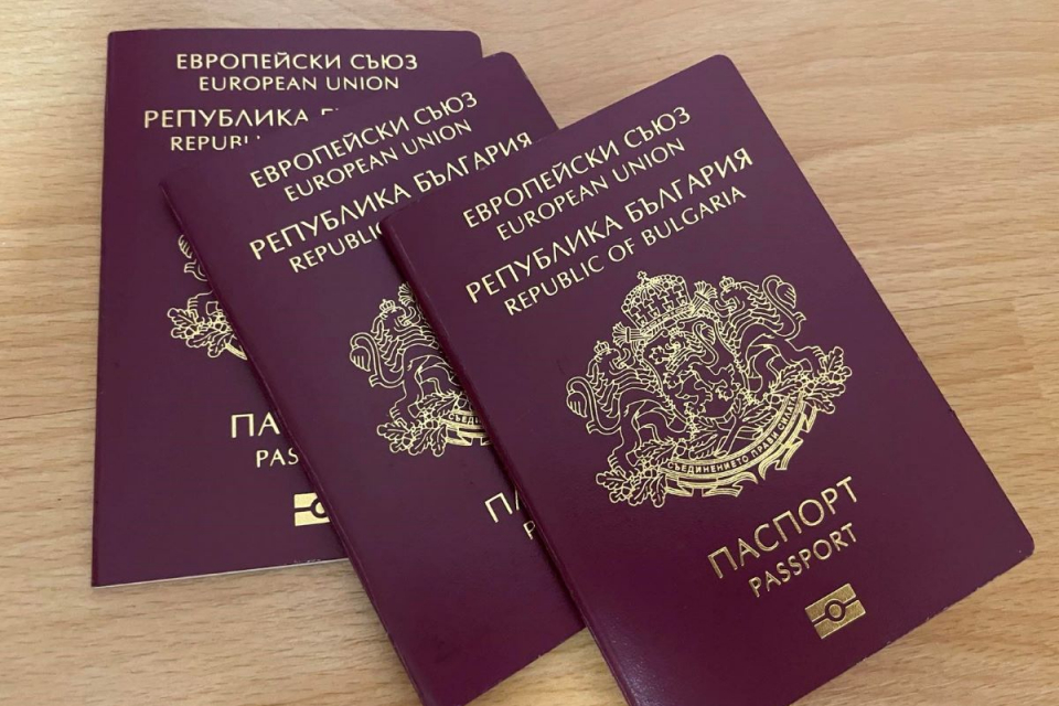 Правителството утвърди защитни елементи, използвани в проекта на новите български лични документи тип „карта“ и тип ,,паспорт“, съобщиха от пресслужбата...