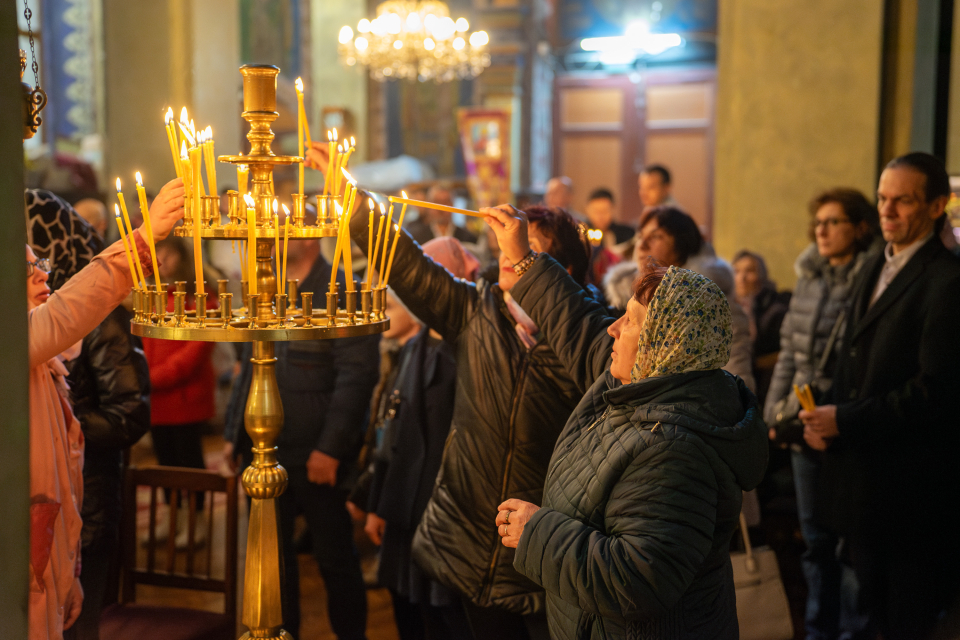 С литийно шествие с икона с вградени мощи на свети Николай Мирликийски Чудотворец бе почетен днешният Никулден и празник на едноименния църковен храм в...