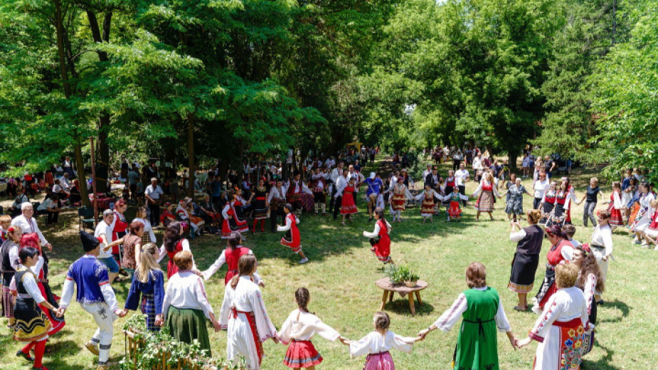 
Празник на носията и традициите ще се състои в парка на село Генерал Инзово тази събота (29 юни), съобщи кметът на община Тунджа Станчо Ставрев в своя...