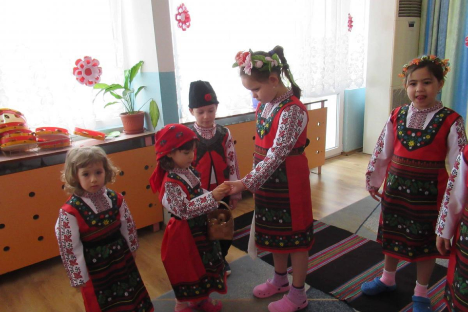На Велики четвъртък, 13 април, в детска градина „Здравец“ в Болярово организират весел празник с много песни и стихове за Великден и неговата символика.
Дарове...