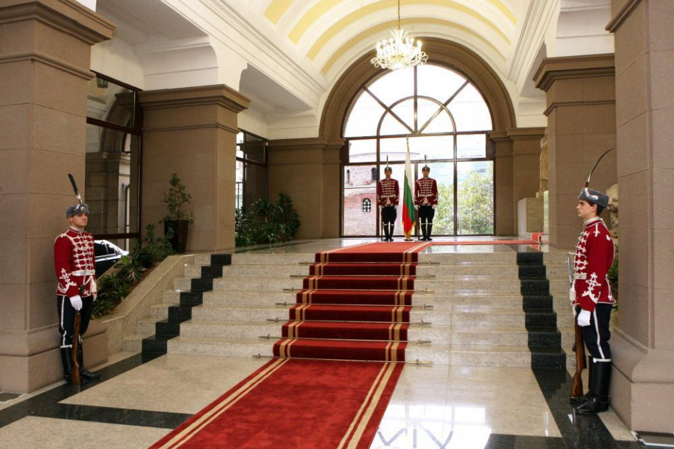 Днес, 19 май, от 16.00 часа на церемония в Гербовата зала на „Дондуков“ 2 президентът Румен Радев ще връчи български документи за самоличност на Любчо...