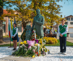 Председателят на Синдиката на българските учители Янка Такева: Паметникът на ямболските учители-народни будители е вдъхновяващ