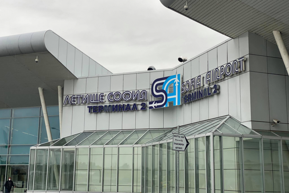 Силният вятър в София причини закъснения в полетите на летище София и пренасочване на самолети, съобщават от пресцентъра на летището.
Към момента има...
