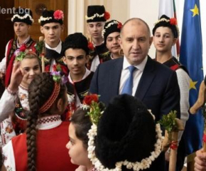 Президентът Румен Радев прие на „Дондуков” 2 деца сурвакари по случай Василица