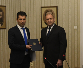 Президентът Румен Радев връчи мандат за правителство на Кирил Петков, той го върна изпълнен