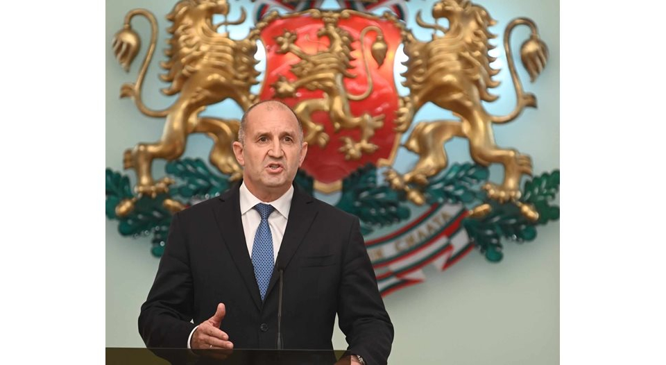 Президентът на страната Румен Радев внася в НС предложение за референдум с въпроса: "Съгласни ли сте България да приеме единната европейска валута "евро"...