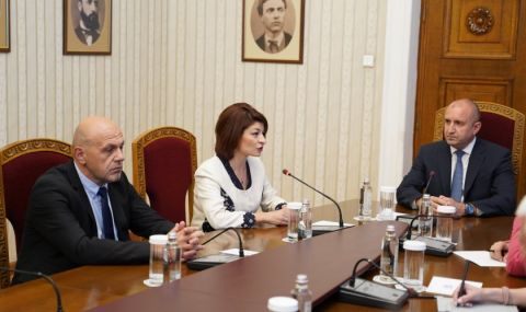 Президентът Румен Радев ще връчи втория проучвателен мандат за съставяне на правителство.
Според конституцията тя трябва да бъде приета от втората по...