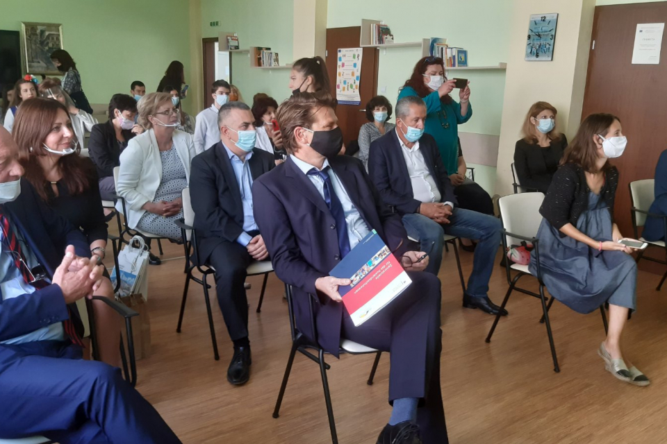 В Актовата зала на РУО - Сливен днес официално беше подписан Договор за придобиване на статут на ПГПЗЕ „Захарий  Стоянов“ на ДСД - гимназия - изпитен център...