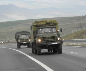 Придвижване на автоколона от военна колесна техника по националната пътна инфраструктура