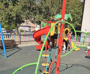 Приключи ремонтът на детската площадка до бл. 12 в сливенския кв. „Клуцохор“