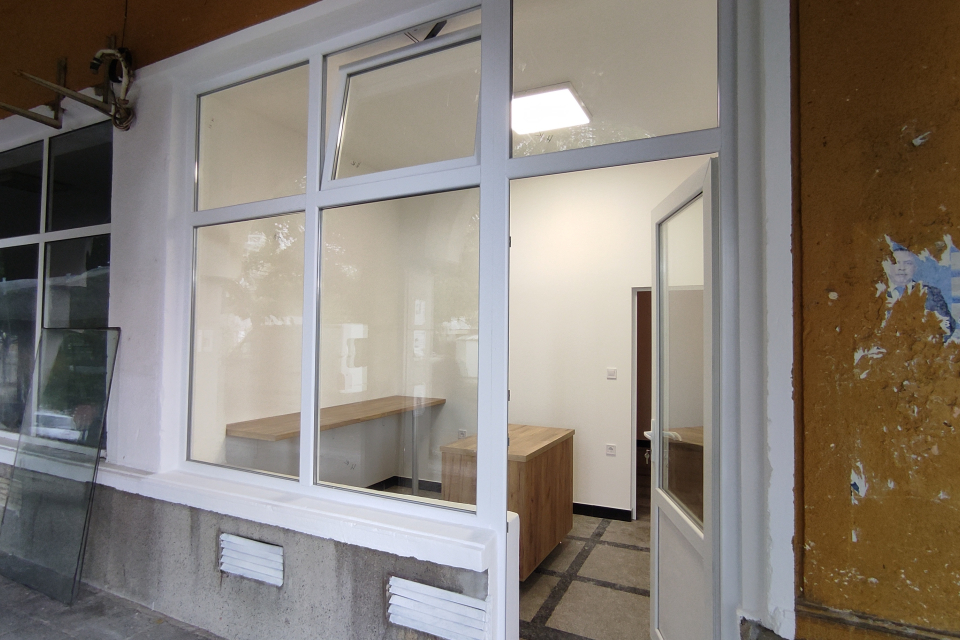 Приключи ремонтът на пункта на Детска млечна кухня в квартал „Република“ в блок 39. По време на дейностите е сменена дограмата. Помещението е разделено...