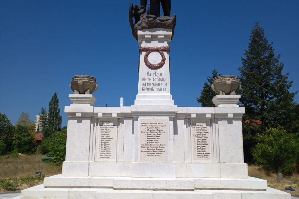 Извършена е реставрация на постамента на паметника на Шести артилерийски полк. Възстановителните дейности бяха възложени на „КъмаК” ЕООД , гр. Несебър,...