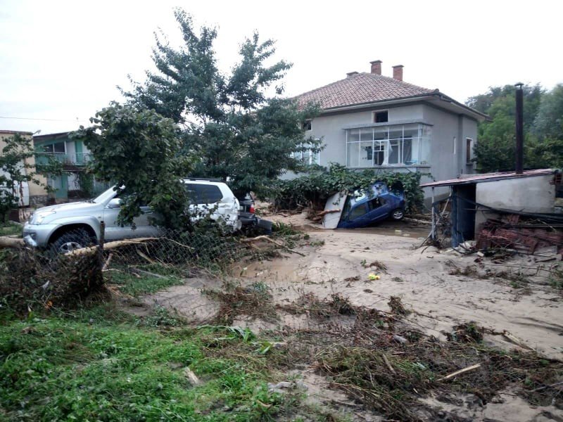 Очаква се днес в засегнатите от наводненията села в Карловско да пристигнат първите количества вода от държавния резерв.
Водата в населените места е негодна...