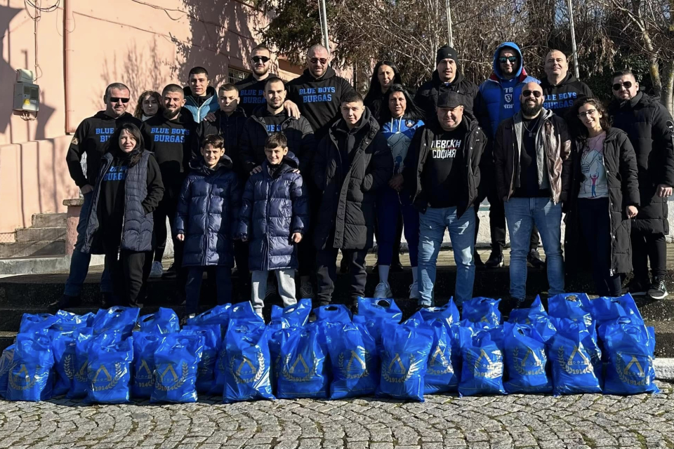 Привържениците на Левски “Blue Boys Burgas”, и тази година дариха добра дума и топла прегръдка на хората градили родината ни„ Вярваме в коледният дух!...