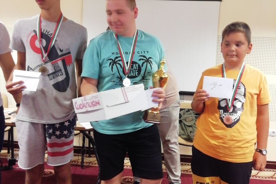 10-годишният Мартин Вълчев от Ямбол и 15-годишният Ивайло Кирилов спечелиха първите...