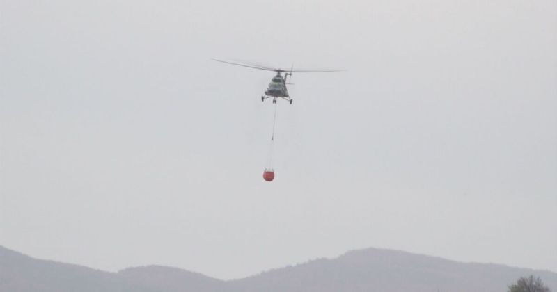 Продължават усилията за справяне с пожара в района на военен полигон "Ново село". Днес в гасенето са се включили два хеликоптера от авиобаза "Крумово"...