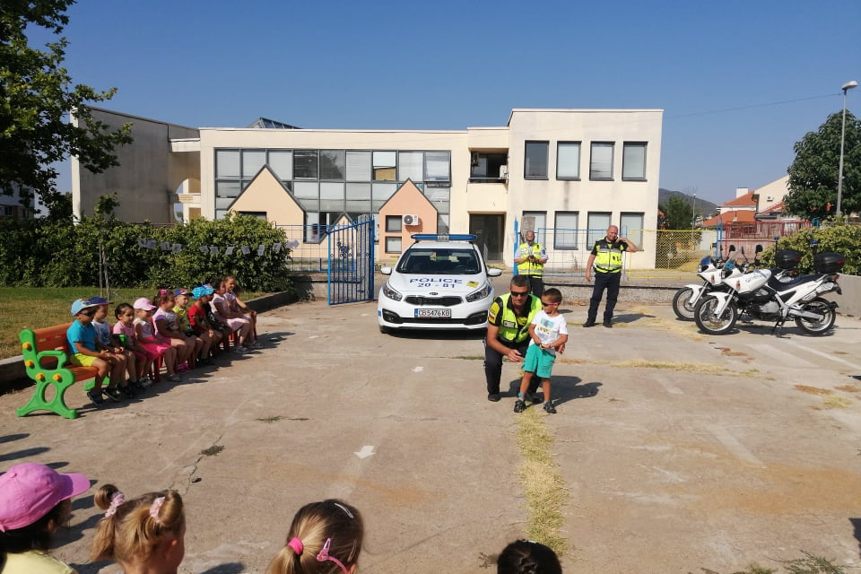 Днес служители на Пътна полиция запознаха малчуганите от детска градина „В. и Х. Папазян” в Сливен с правилата за движение по пътищата. На открития урок...