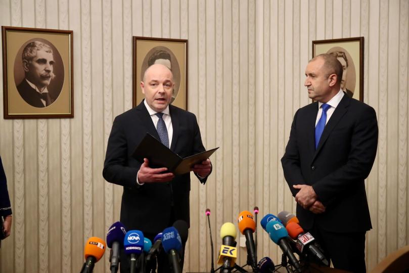 Правителство с трима вицепремиери предлага кандидатът за премиер проф. Николай Габровски, който в този момент връчва на президента Румен Радев папката...