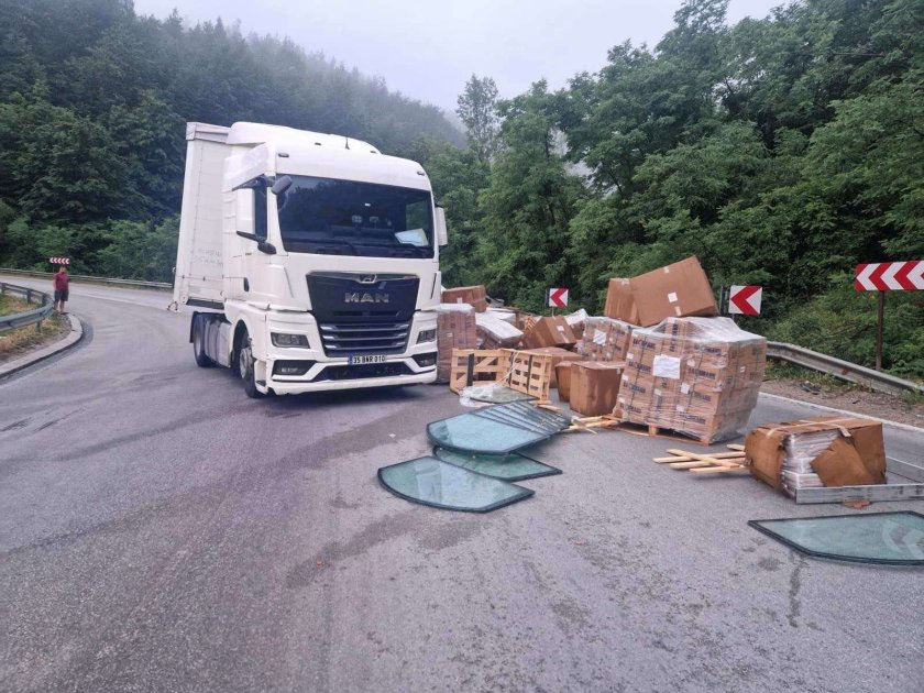 Временно е затворен за движение Прохода на Републиката. Произшествието е станало тази нощ около 2:30 ч. малко под върха. По първоначална информация са...