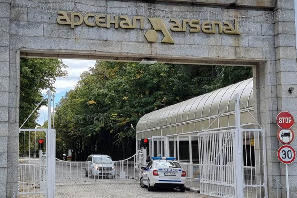 Не е имало взрив при вчерашния инцидент във военния завод "Арсенал" в Казанлък, съобщи БГНЕС. Загиналият работник е бил в завод 3 на машина за изсушаване...