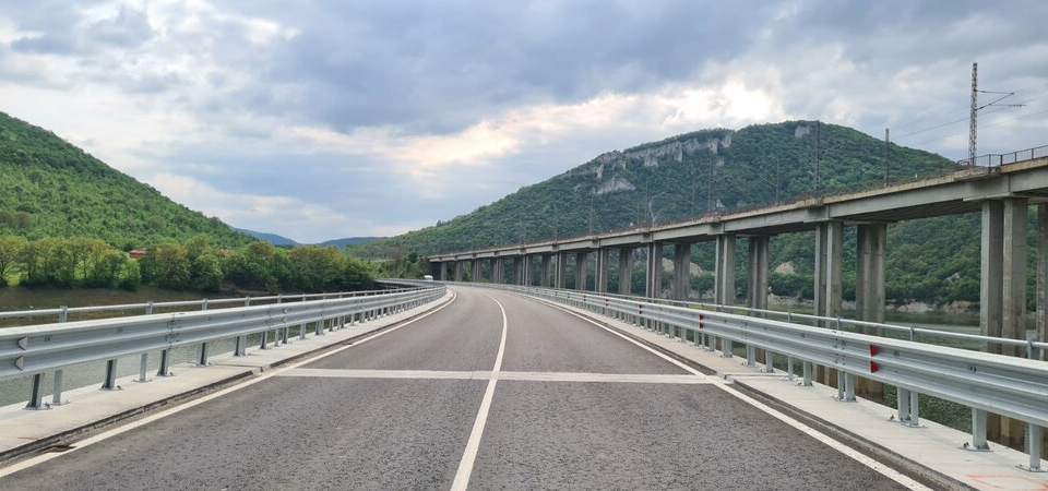 Променя се организацията на движение в посока Бургас между 350-и и 351-и км на автомагистрала (АМ) „Тракия“ заради ремонт на фуги при пътен възел „Българово“,...
