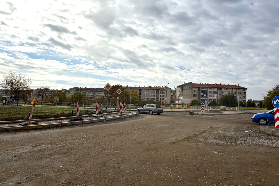 След проведени разговори с изпълнителя и направен преглед на възможностите за оптимизация, се въвежда нов график за затваряне на кръстовището при „Биков...