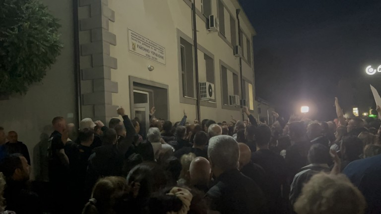 В Нова Загора множество хора протестираха срещу убийството на 52-годишен мъж. Те се събраха на централния площад "Свобода", за да демонстрират своята нетърпимост...
