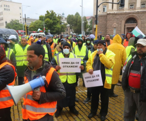  Протест на пътни строители блокира центъра на София