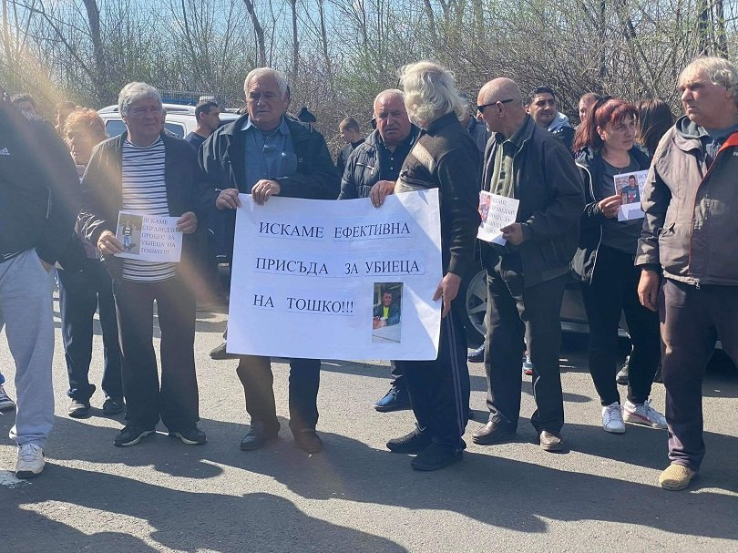 Около петдесет жители на созополските села Росен и Присад блокираха частично пътя Бургас-Созопол на мястото на катастрофата, при която преди седмица автобус...