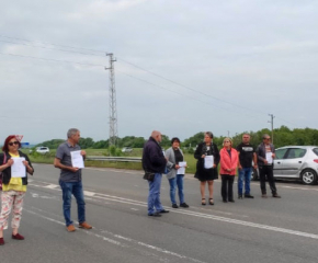 Протест срещу войната по пътищата затвори за кратко международния път към граничен пункт „Лесово“