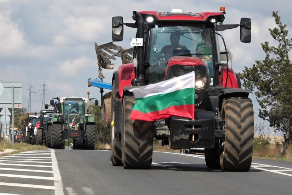 Протестът на земеделците се пренася във вторник на входа на София. Цяла нощ тежка техника пътува към столицата. Очаква се около 600 трактора да пристигнат...