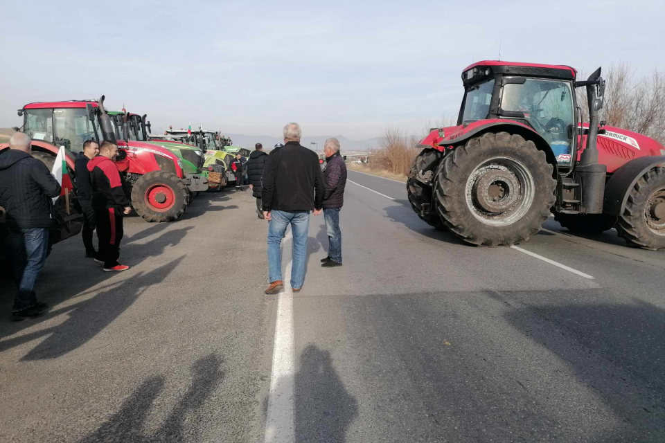 И днес земеделските производители от Ямболска област ще блокират изходите към АМ "Тракия". Между 10 и 15 часа ще бъде спряно движението в района на селата...