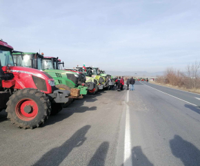 Протестът на земеделците затвори трите подхода за магистрала „Тракия“ край Ямбол