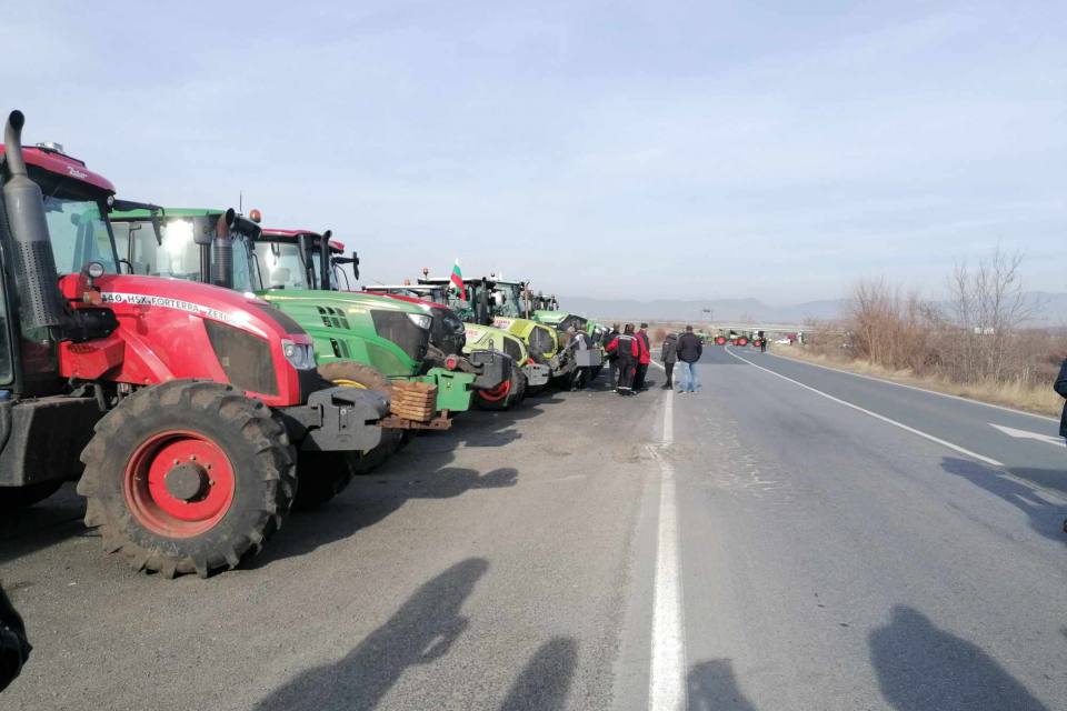 Протестиращи земеделски производители затвориха трите подхода за магистрала „Тракия“ край Ямбол. Тежки селскостопански машини започнаха да се събират в...