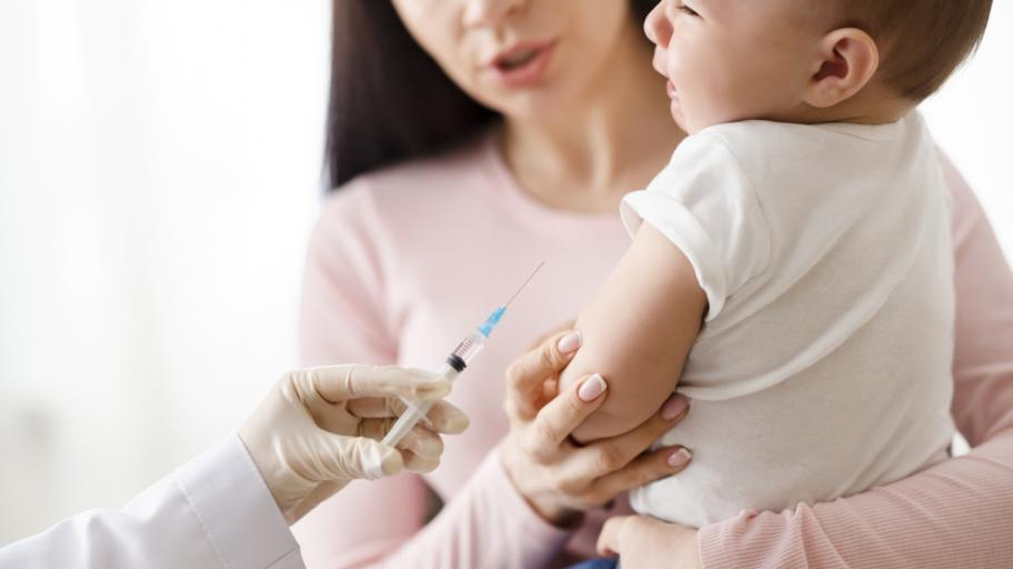 Здравното министерство ще позволи първата имунизация срещу коклюш да бъде прилагана по-рано, още месец и половина след раждането, а не както е заложено...
