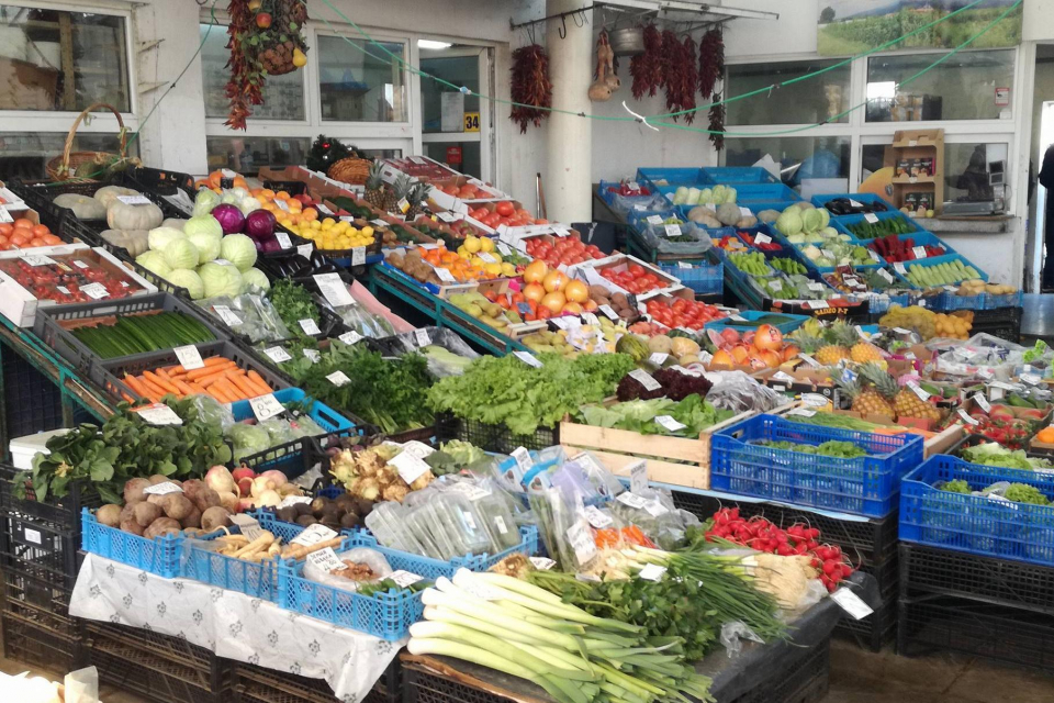 Първи фермерски пазар след обявяването на извънредното полжение в страната ще се проведе днес в Добрич. Неговото място е традиционното - в етнографския...