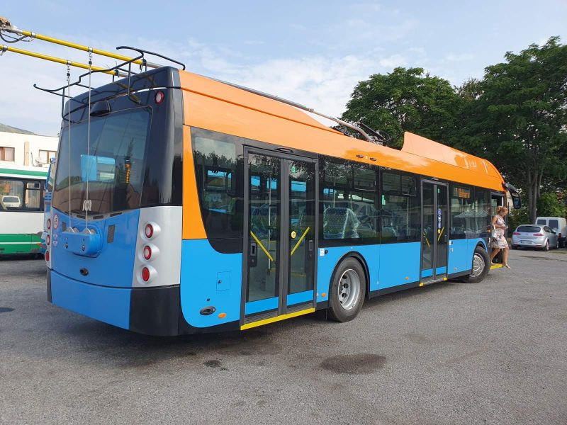Първият електробус пристигна в Сливен вчера следобед в базата на "Пътнически превози", а тази сутрин - и първият тролейбус. Това съобщи кметът Стефан Радев....