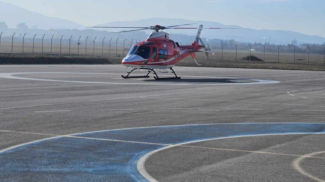 Пристигна първият от общо шестте медицински хеликоптера, с които страната ни ще разполага. Първата българска въздушна линейка излeтя от Италия вчера и...