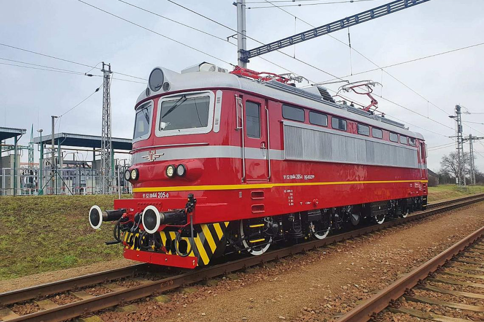 Изцяло обновеният електрически локомотив 44 205 вече обслужва бързи влакове по железопътната мрежа в страната, научи 999 от БДЖ. Той е първият готов, пилотен...