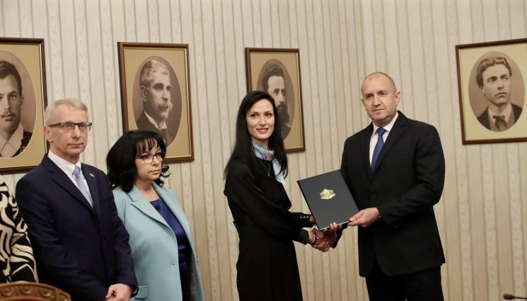 Мария Габриел прие папката от президента Румен Радев за съставяне на правителство. Тя не я върна. Това изненадващо стана в присъствието на премиера в оставка...