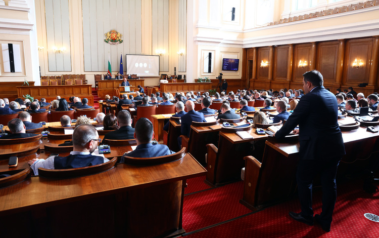 На фона на протест в подкрепа на Никола Минчев - пленарната зала прие на първо четене актуализацията на държавния бюджет, с което и цялостната промяна...
