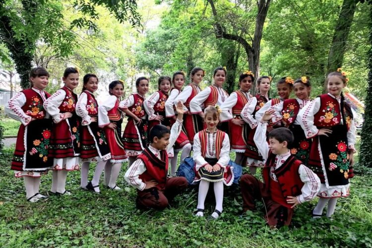 Детски танцов състав при ФА“Въжички“ спечели заслужено Първо място в Болярово на НДФС „ВЪРБОВА СВИРКА СВИРИ-БОЛЯРОВО 2023“. 
Защото малките танцьори играха...