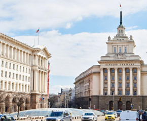 Първо заседание на 51-ия парламент, седем протеста пред сградата