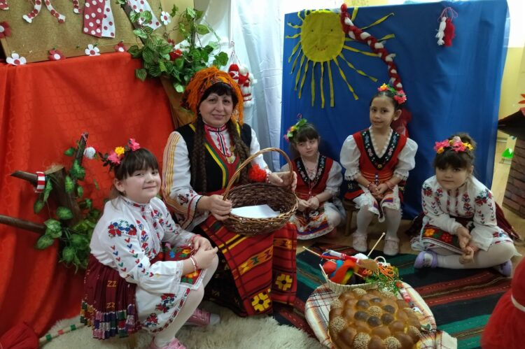 Красив, очакван, весел празник имаше днес за малчуганите от ДГ“М.Рубенова“. Заради студеното време традиционното Първомартенско тържество в центъра на...