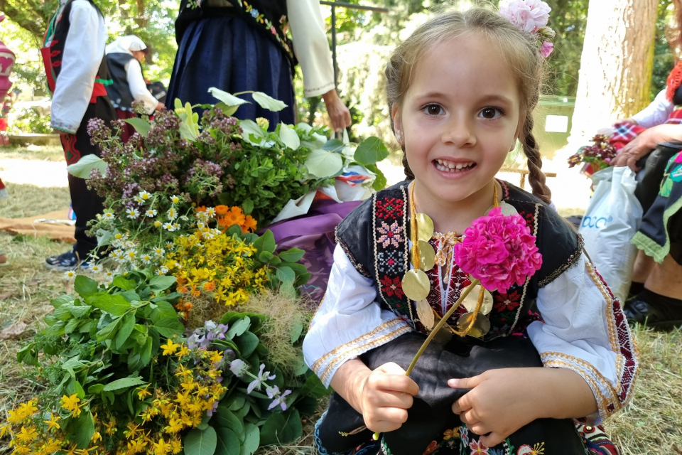 Фестивалът "Модата се мени, фолклорът остава" се проведе на 24 юни в село Генерал Инзово, община Тунджа. Малки и големи отвориха раклите на своите баби,...